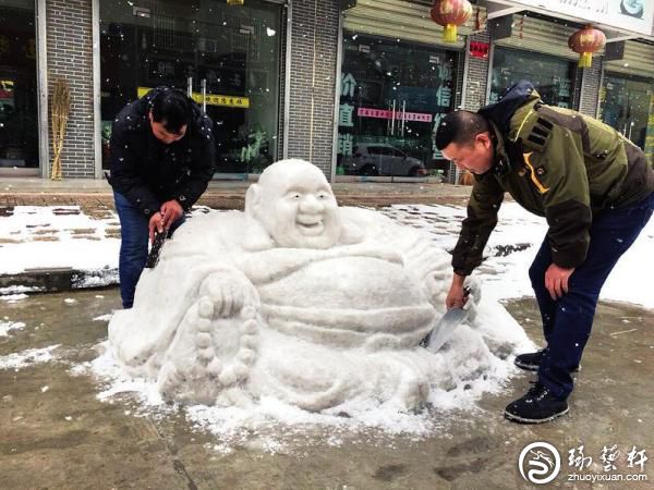 玉雕师将雪人堆成“艺术品”惟妙惟肖